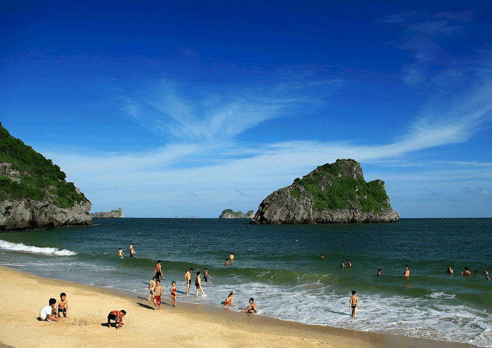 With its cool year-round climate and quiet atmosphere, Tung Thu Beach is perfect not just for summer vacations but for weekend getaways any time of the year